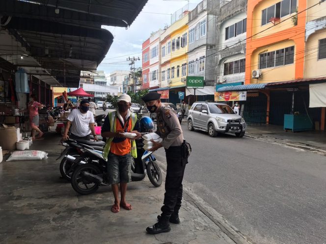 
 Selama Ramadan, Polres dan Polsek di Karimun Rutin Bagikan Nasi Kotak dan Takjil
