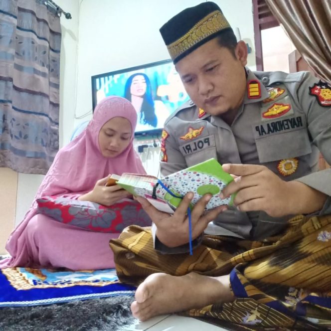 
 Personil Polres Karimun Dzikir dan Doa Bersama di Rumah Masing-masing dalam Rangka Nuzulul Qur’an 1441 H