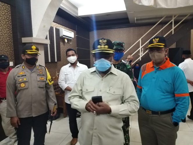 
 Kapolres Karimun, AKBP Yos Guntur bersama Bupati Karimun, Aunur Rafiq saat meninjau distribusi paket sembako di Gedung Nasional