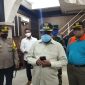 Kapolres Karimun, AKBP Yos Guntur bersama Bupati Karimun, Aunur Rafiq saat meninjau distribusi paket sembako di Gedung Nasional
