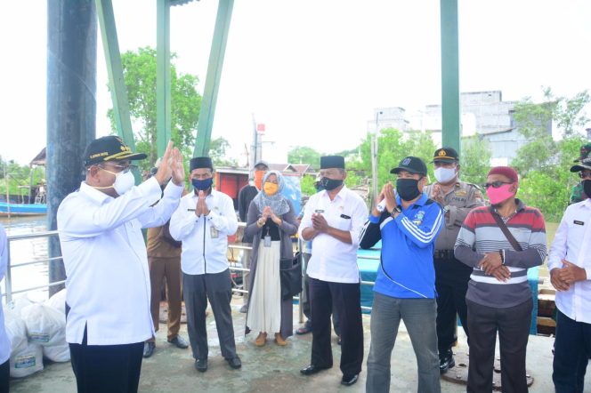
 Aunur Rafiq Serahkan Bantuan Sembako dan APD pada 8 Kecamatan di Luar Pulau Karimun