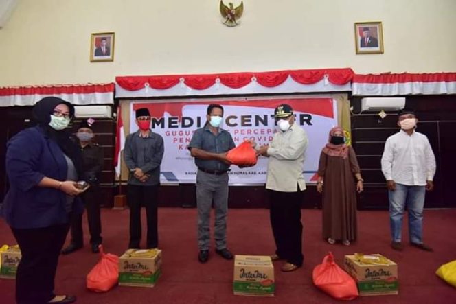 
 Pemkab Karimun Salurkan 203 Paket Sembako dari Apindo dan PSMTI pada Masyarakat
