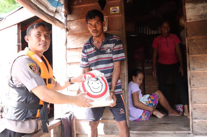 
 Polres Karimun Door to Door Bagikan Ratusan Paket Sembako pada Masyarakat Hiterland