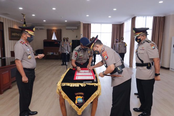 
 Kapolda Kepri saat memimpin sertijab pergantian Kapolres Karimun di Polda Kepri