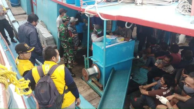 
 Dinas Perikanan Karimun Cek Suhu Tubuh ABK Kapal Perikanan dari Natuna