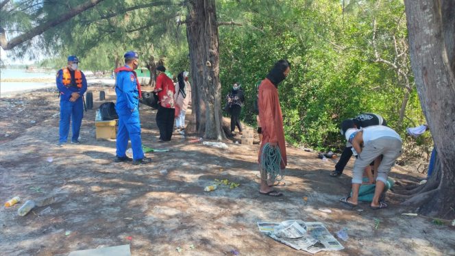 
 Abaikan Himbauan Pemerintah, Pengunjung Pantai Pongkar dan Pantai Ketam Dibubarkan Polisi