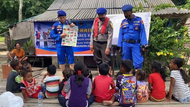 
 Kasat Polair Polres Karimun, Iptu Binsar Samosir memberikan edukasi belajar pada anak-anak pesisir di pulau Karimun anak
