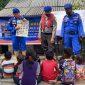 Kasat Polair Polres Karimun, Iptu Binsar Samosir memberikan edukasi belajar pada anak-anak pesisir di pulau Karimun anak