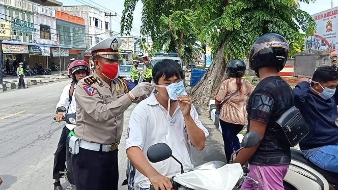 
 Satlantas Polres Karimun Bagikan Masker dan Helm Gratis Saat Gelar Razia Patuh Seligi