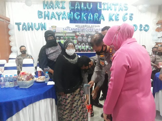 
 Salmah Korban Laka Lantas Terima Bantuan di HUT Lantas ke-65 dari Satlantas Polres Karimun