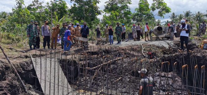 
 Proses pengerjaan salah satu titik akses jalan yang sedang dikerjakan oleh prajurit TMMD Kodim 0317/TBK