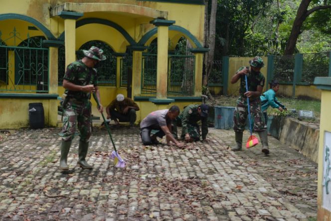 
 Satgas TMMD Kodim 0317/TBK Bersih-Bersih Cagar Budaya Makam Badang