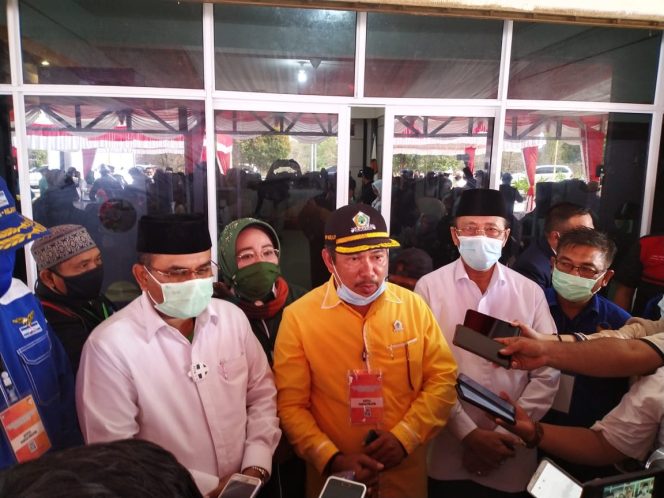 
 Pasangan Petahana Resmi Mendaftar ke KPU Karimun