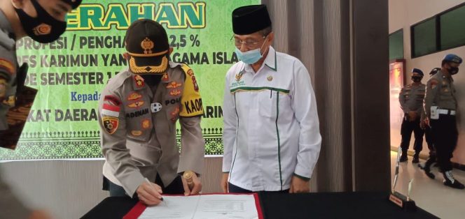 
 Kapolres Karimun Serahkan Zakat Profesi Personil ke Baznas Rp 164 Juta