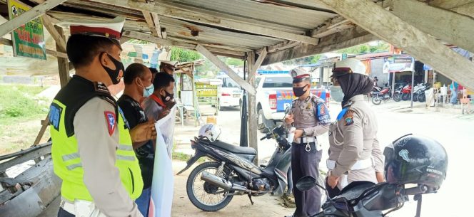 
 Anggota Satlantas Polres Karimun melaksanakan giat himbauan tentang Ops Zebra Seligi 2020 dan Kamseltibcarlantas serta himbauan protokol kesehatan terhadap tukang ojek di pangkalan Jaya Meral