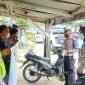 Anggota Satlantas Polres Karimun melaksanakan giat himbauan tentang Ops Zebra Seligi 2020 dan Kamseltibcarlantas serta himbauan protokol kesehatan terhadap tukang ojek di pangkalan Jaya Meral