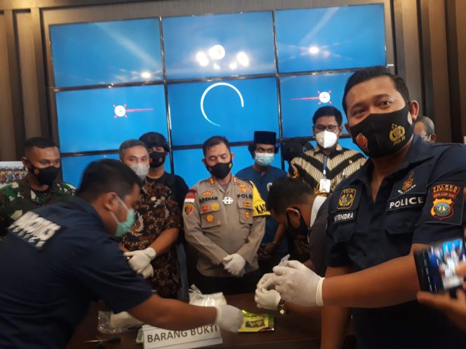 
 Polres Karimun Musnahkan Barang Bukti Sabu 2.079 Gram dengan Air Panas