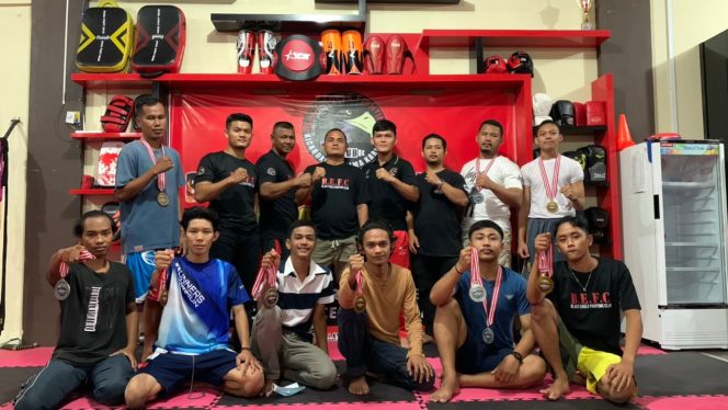 
 Atlet Kickboxing Asal Karimun Bawa 7 Medali Emas dan 3 Perak di Kejuaraan Tryout Perebutan Sabuk di Kota Batam