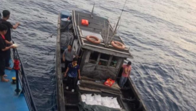 
 Kapal Patroli DJBC Kepri Gagalkan Penyeludupan 20 Ton Pasir Timah Senilai 3 Miliar