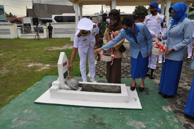 
 Danlanal TBK Letkol Laut (P) Maswedi bersama Ketua Jalasenastri Cabang 6 Korcab IV DJA I Ny Dewi Maswedi menabur bunga diatas pusara pahlawan bagian dari rangkaian peringatan Hari Armada RI ke 75. (Dok lanal Tbk)