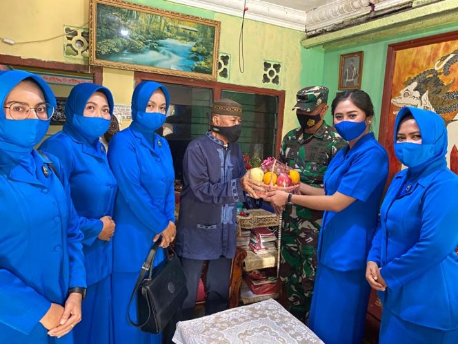 
 Danlanal TBK Letkol Laut (P) Maswedi dan Ketua Jalasenastri Cabang 6 Korcab IV DJA I, Dewi Maswedi berkunjung ke rumah seorang purnawirawan TNI AL.
