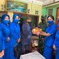 Danlanal TBK Letkol Laut (P) Maswedi dan Ketua Jalasenastri Cabang 6 Korcab IV DJA I, Dewi Maswedi berkunjung ke rumah seorang purnawirawan TNI AL.