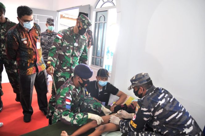 
 Danlanal TBK, Letkol Laut (P) Maswedi meninjau proses khitanan massal di Posmat TNI AL Meral