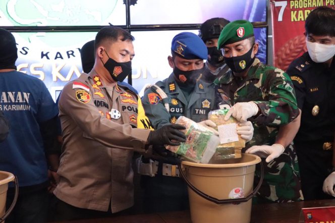 
 Polres Karimun Rendam Barang Bukti Sabu 4.110 Gram Asal Malaysia Dengan Air Panas