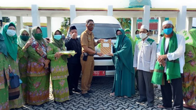 
 Muslimat NU Karimun Terima Bantuan Satu Unit Mobil Operasional dari Pemda