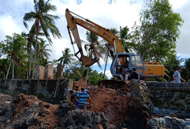 
 PT Timah Tbk Perbaiki Tanggul Penahan Abrasi di Pantai Kundur yang Roboh Dihantam Ombak