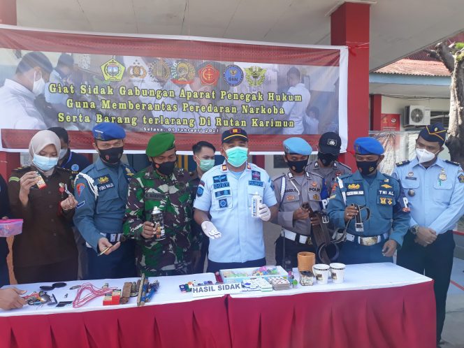 
 Antisipasi Peredaran Narkoba, Petugas Gabungan Sidak Rutan Karimun