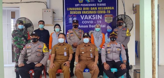 
 12 Tenaga Kesehatan di Kecamatan Tebing Disuntik Vaksin
