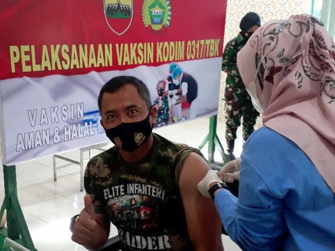 
 Prajurit Kodim 0317/TBK menerima vaksinasi Covid-19 dosis 1 tahap 2 termin 1 di Makodim, Senin (8/3/2021).
