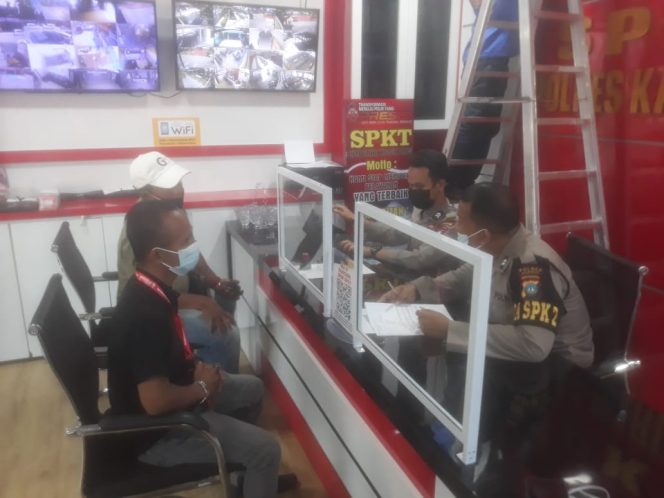 
 Perwakilan korban kebakaran lahan didampingi kuasa hukum saat membuat laporan di SPKT Polres Karimun (Ist)