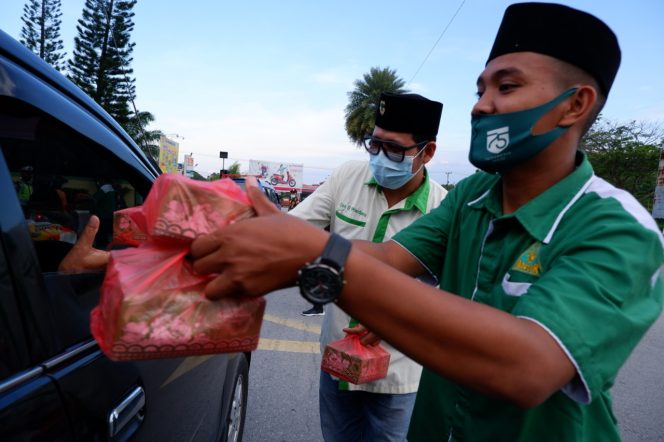
 Pupuk Rasa Persaudaraan, Pemuda Katolik Karimun Bersama Banser NU Bagikan Masker dan Takjil