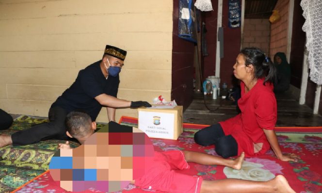 
 Anak Korban Kebakaran di Meral Barat Dapat Bantuan dari Kapolres Karimun