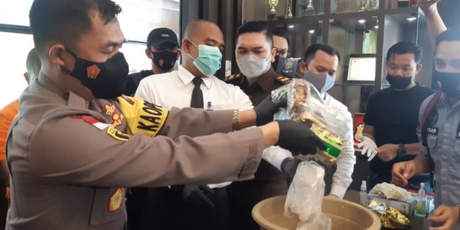 
 Kapolres Karimun, AKBP M Adenan menuangkan barang bukti sabu ke dalam ember yang berisi air panas 