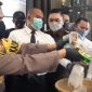 Kapolres Karimun, AKBP M Adenan menuangkan barang bukti sabu ke dalam ember yang berisi air panas