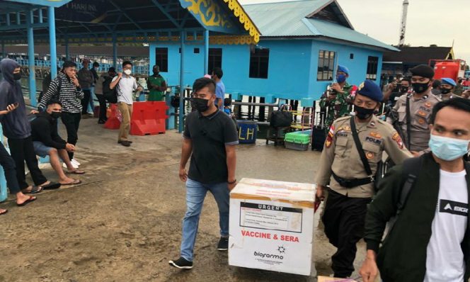 
 Polisi dan TNI Kawal Kedatangan Vaksin Covid-19 di Lingga