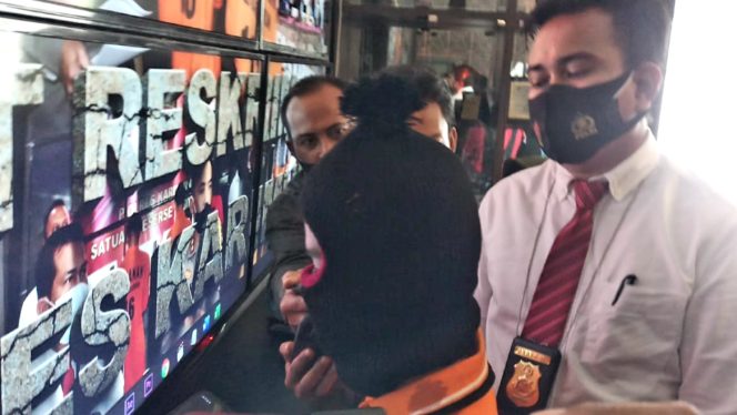 
 Pelaku DI saat di rilis di Mapolres Karimun (Foto: Iyan Turnip)