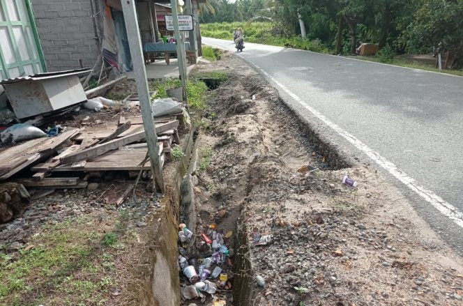 
 Galian Jaringan Pipa PDAM Diduga Rusak Saluran Drainase Pasar Panga
