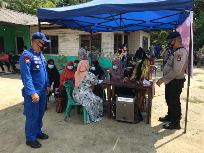 
 Melalui Nasi Kapau, Satpolair Polres Karimun Vaksin 250 Warga di Dusun Sei Sekop Desa Tulang