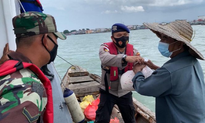 
 Satpolairud Polres Karimun Bagikan Bendera Merah Putih dan Sembako ke Nelayan