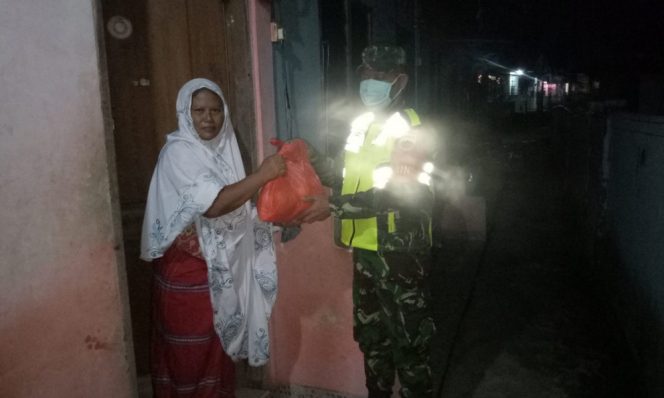 
 Kodim 0317/TBK Kembali Salurkan Paket Sembako Program Sedekah Subuh ke Warga