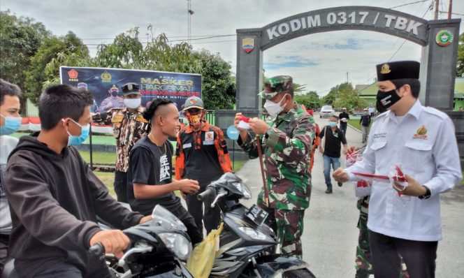 
 Kodim 0317/TBK Bagikan Ribuan Masker Merah Putih Kepada Masyarakat