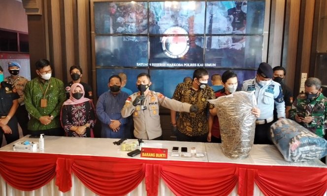 
 Polres Karimun Bekuk 2 Pria Kasus Ganja, 1 DPO