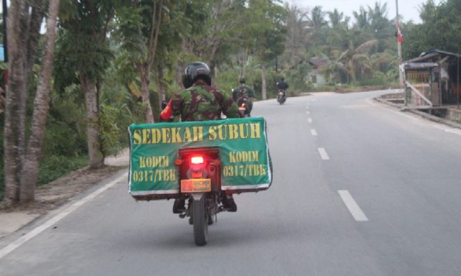 
 Program Sedekah Subuh, Kodim 0317/TBK Terus Bantu Warga Terdampak COVID-19