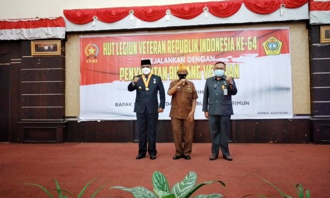
 Bupati dan Sekda Karimun Terima Tanda Kehormatan Bintang-Satya Lencana LVRI