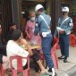 Personil Denpom Lanal TBK membagikaan masker kepada pengunjung di salah satu kedai kopi