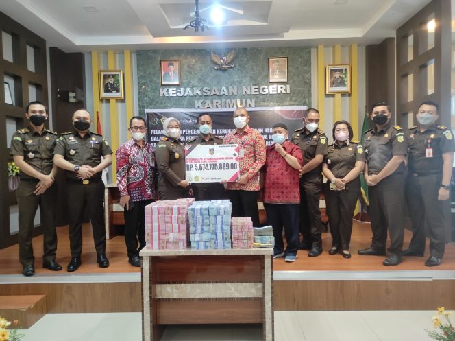 
 Kejari Karimun Serahkan Uang Rp 5,6 Miliar ke Kas Daerah dari Kasus Korupsi Mantan Bendahara DPRD Karimun